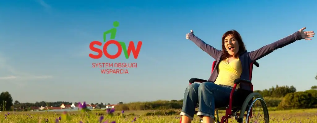 Obrazek wyróżniający do artykułu - sow pfron. Obrazek przedstawia szczęśliwą kobietę na wózku inwalidzkim z rozpostartymi rękami, na tle sielskiego krajobrazu. Kobieta podkreśla poczucie wolności i radości. Na górze obrazka umieszczono logo "SOW System Obsługi Wsparcia" z ikoną osoby w ruchu, co może sugerować usługi wsparcia lub dostępność dla osób niepełnosprawnych.