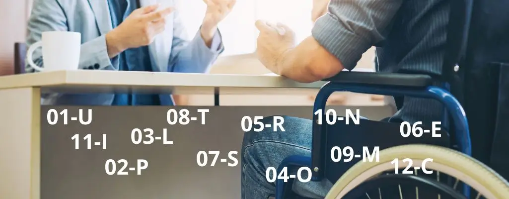 Obrazek wyróżniający do artykułu - symbole niepełnosprawności. Na zdjęciu widać dwie osoby siedzące przy stole, z czego jedna osoba jest na wózku inwalidzkim. Osoba na wózku inwalidzkim nosi ciemnoszary sweter, a druga osoba w jasnoszarym garniturze gestykuluje rękami, co sugeruje rozmowę lub dyskusję. Na obrazie znajdują się różne kody składające się z cyfr i liter, które prawdopodobnie reprezentują różne rodzaje niepełnosprawności. Kody są rozmieszczone po całym obrazie, tworząc uporządkowany wzór. Zdjęcie przekazuje profesjonalizm oraz empatię, mając na celu podniesienie świadomości na temat różnych kategorii niepełnosprawności.