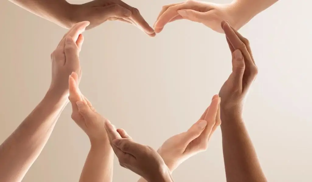 Uprzedzamy, jak uniknąć pułapek i prowadzić zbiórki publiczne legalnie? 1 Obrazek wyróżniający do artykułu - zbiórki publiczne. Obraz przedstawia kilka par rąk, które razem tworzą kształt serca. Obraz jest jasny i pozytywny, z wyraźnym przesłaniem o jedności i miłości. Może być używany w kontekście kampanii społecznych, zbiórek charytatywnych, lub wszędzie tam, gdzie podkreślane są wartości współpracy i solidarności.